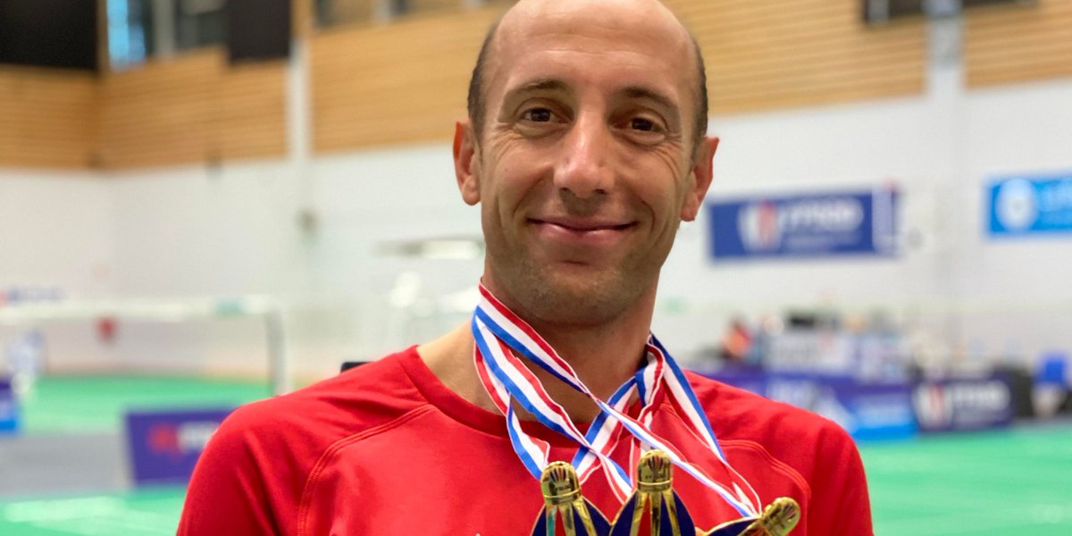 CDEssonne's tweet photo. 👏👏 De l’or pour l’#Essonne en #badminton !
🥇 Eric Wasylyk, Palaisien, licencié dans le club de nationale de Nozay a été triplement médaillé d’or en simple homme, en double homme et en double mixte associé, lors du championnat de France d’Annemasse. @agglopariSaclay https://t.co/r2RHe3sKNy