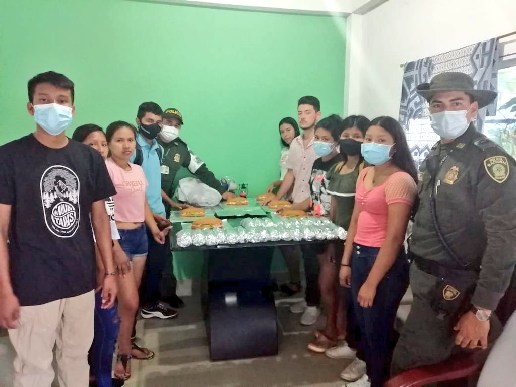 PoliciaVaupes's tweet photo. Se realizó actividad de emprendimiento hecho por Mituseños, con el apoyo de la referente de infancia y Adolescencia de @gobernavaupes, dónde se les dió a los adolescentes la oportunidad de conocer y aprender sobre la preparación de comidas rápidas. https://t.co/F7TBypojzW