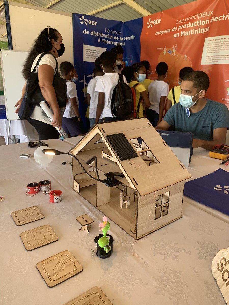 EDFenMartinique's tweet photo. A l'occasion de la Fête de la Science retrouvez-nous à la Ferme Perrine⚡! 

Primaires, collégiens et lycéens ont pu participer à de nombreuses activités autour des sciences 🧲. Un rendez-vous à ne pas manquer pour toute la famille ce samedi 👨‍👩‍👧‍👧 @CarbetDSciences 
#EDFenMartinique https://t.co/megopLHahk
