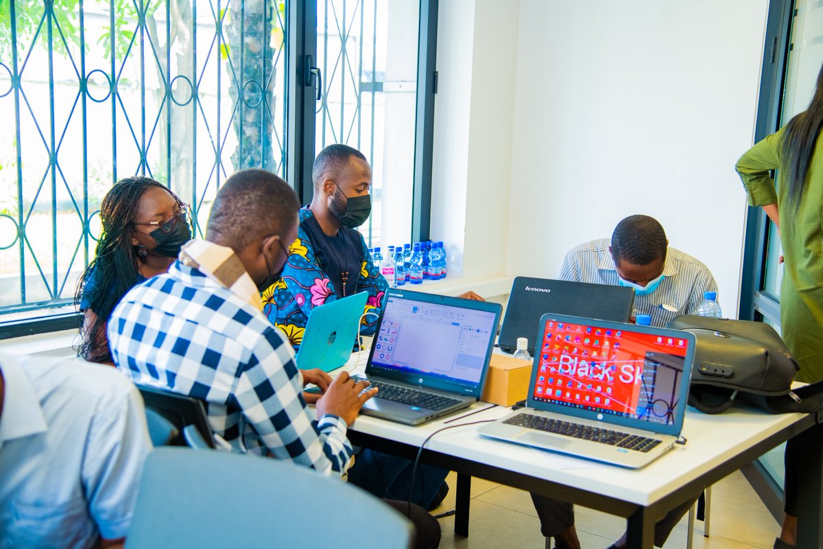 C'est parti⏳pour un #zoohackathon de 2 jours sur la lutte contre la criminalité faunique en #RDC !
Les participants ont reçu des mots d'encouragement de <a href="/USEmbKinshasa/">U.S. Embassy Kinshasa</a> lors de la cérémonie d'ouverture <a href="/FondsOkapi/">FONDS OKAPI</a>, <a href="/Vodacomcongo/">Vodacom RDC</a>, <a href="/AfricanParks/">African Parks</a>, <a href="/airtelrdc/">Airtel RDC</a>,...