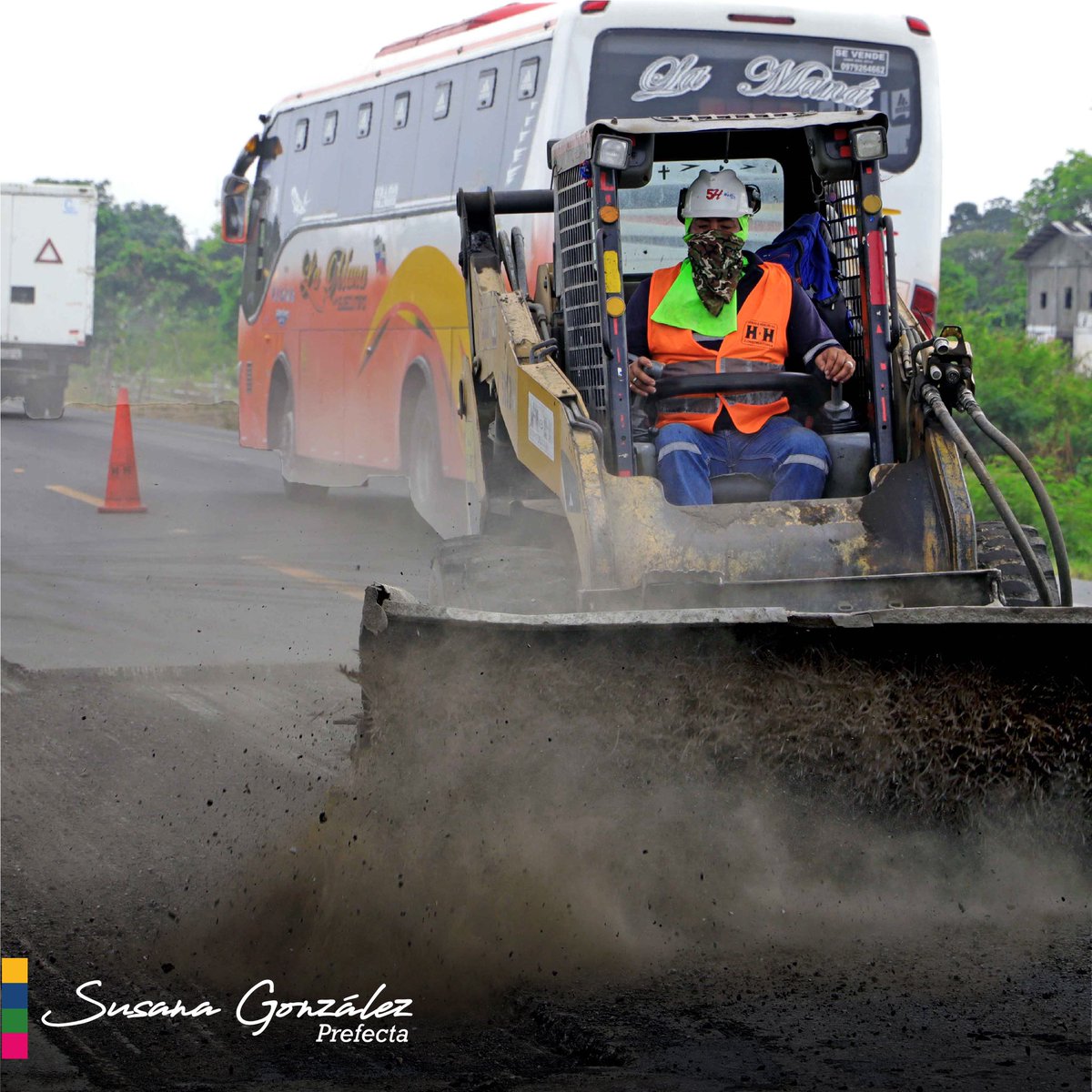 PrefGuayas's tweet photo. Seguimos ejecutando el bacheo en varios tramos de la vía Durán – Jujan como en el km. 41, próximo al recinto Tres Postes, trabajo que beneficia a más de 25.000 guayasenses.

@6SusanaGonzalez, prefecta del Guayas, cuidando los recursos de los habitantes de la provincia https://t.co/SfA5yKc84D