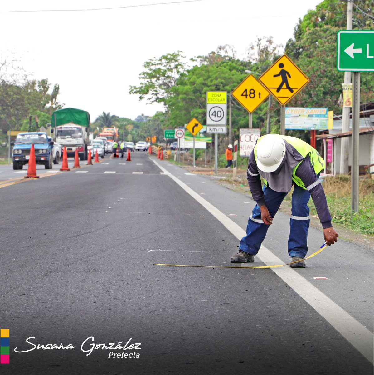 PrefGuayas's tweet photo. Seguimos ejecutando el bacheo en varios tramos de la vía Durán – Jujan como en el km. 41, próximo al recinto Tres Postes, trabajo que beneficia a más de 25.000 guayasenses.

@6SusanaGonzalez, prefecta del Guayas, cuidando los recursos de los habitantes de la provincia https://t.co/SfA5yKc84D
