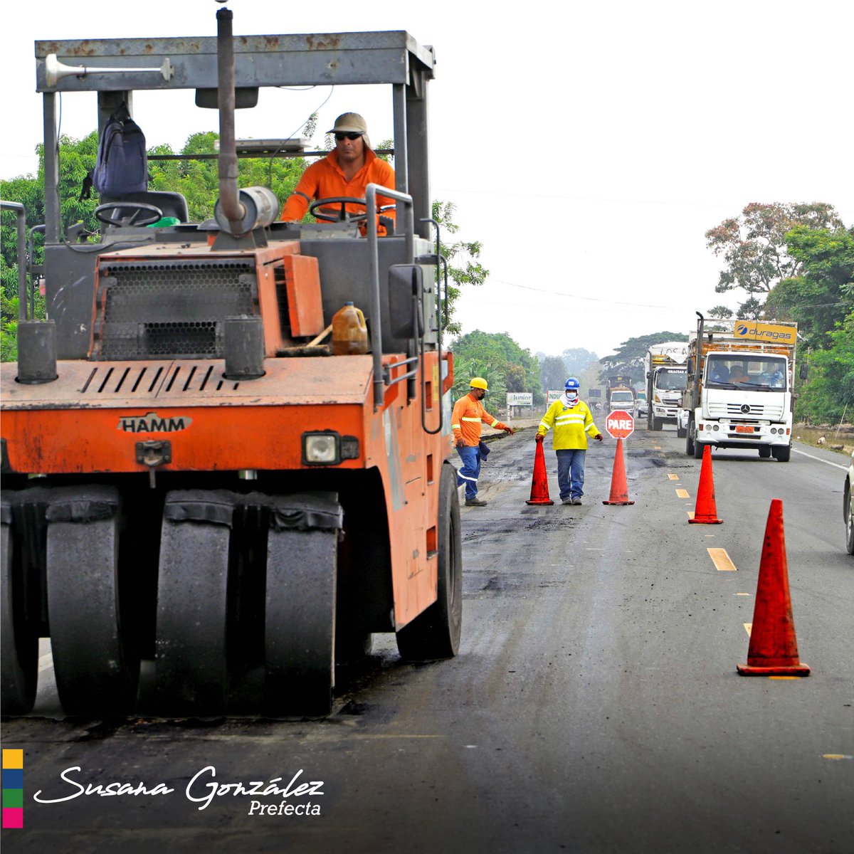 PrefGuayas's tweet photo. Seguimos ejecutando el bacheo en varios tramos de la vía Durán – Jujan como en el km. 41, próximo al recinto Tres Postes, trabajo que beneficia a más de 25.000 guayasenses.

@6SusanaGonzalez, prefecta del Guayas, cuidando los recursos de los habitantes de la provincia https://t.co/SfA5yKc84D