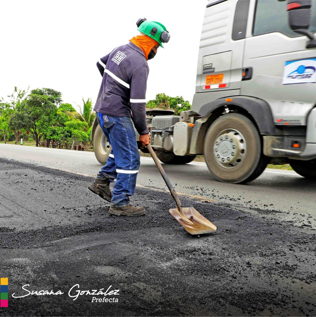 PrefGuayas's tweet photo. y velando por el correcto cumplimiento de contratos, impulsa la mejora del estado de las vías concesionadas para garantizar una óptima transportación de los ciudadanos y sus productos que comercializan en las ciudades.

#GuayasRenaceConObras https://t.co/Zh3IcYPXjD