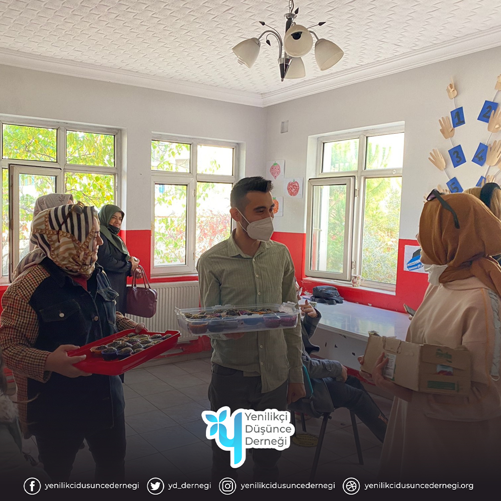 yd_dernegi's tweet photo. #YenilikçiDüşünceDerneği olarak Özel Gelişim Rehabilitasyon merkezindeki çocuklarımızla bir araya gelerek hem Cup Cakelerimizi yedik hemde hoş zaman geçirdik. Kurum Müdürümüz Elif Sünbül ve Personellerine misafirperverlikleri için teşekkür ederiz. 
#Kahramanmaraş https://t.co/EppREIWRTE