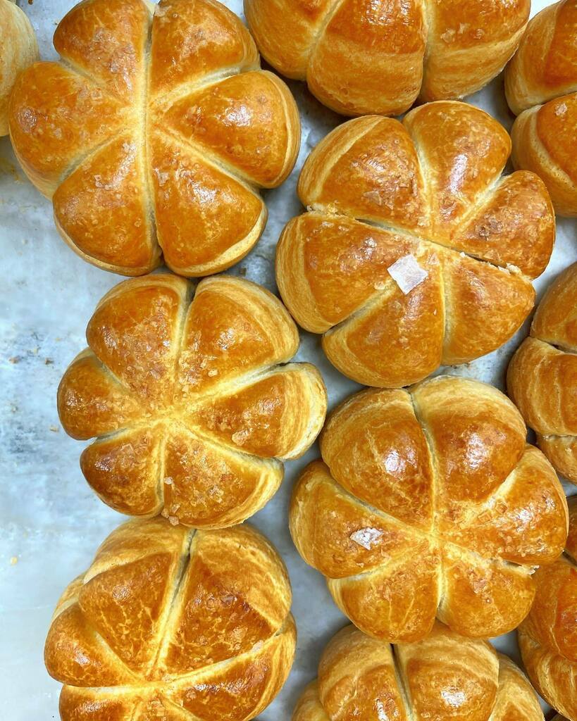 DanielSkurnick's tweet image. Pain au lait, ligotée. Bread service at The Modern Dining Room. Baker: @anisemia 
.
.
#painaulait #bread #milkbread #michelin #themodern #moma #themodernrestaurantnyc #bondagebread #shibaribuns #michelinstars #nyc #nycrestaurants #pastry #breadbaking instagr.am/p/CWdZhGIlX-L/