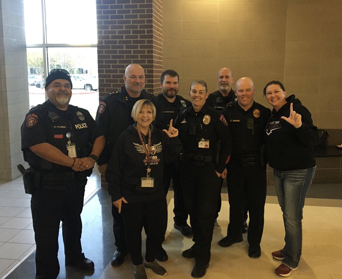 MrsSchnitziusH's tweet photo. Thank you ⁦@LewisvillePD⁩ for coming to ⁦@LewisvilleHS⁩ today!! We appreciate you!! https://t.co/LHXo6W30Xl