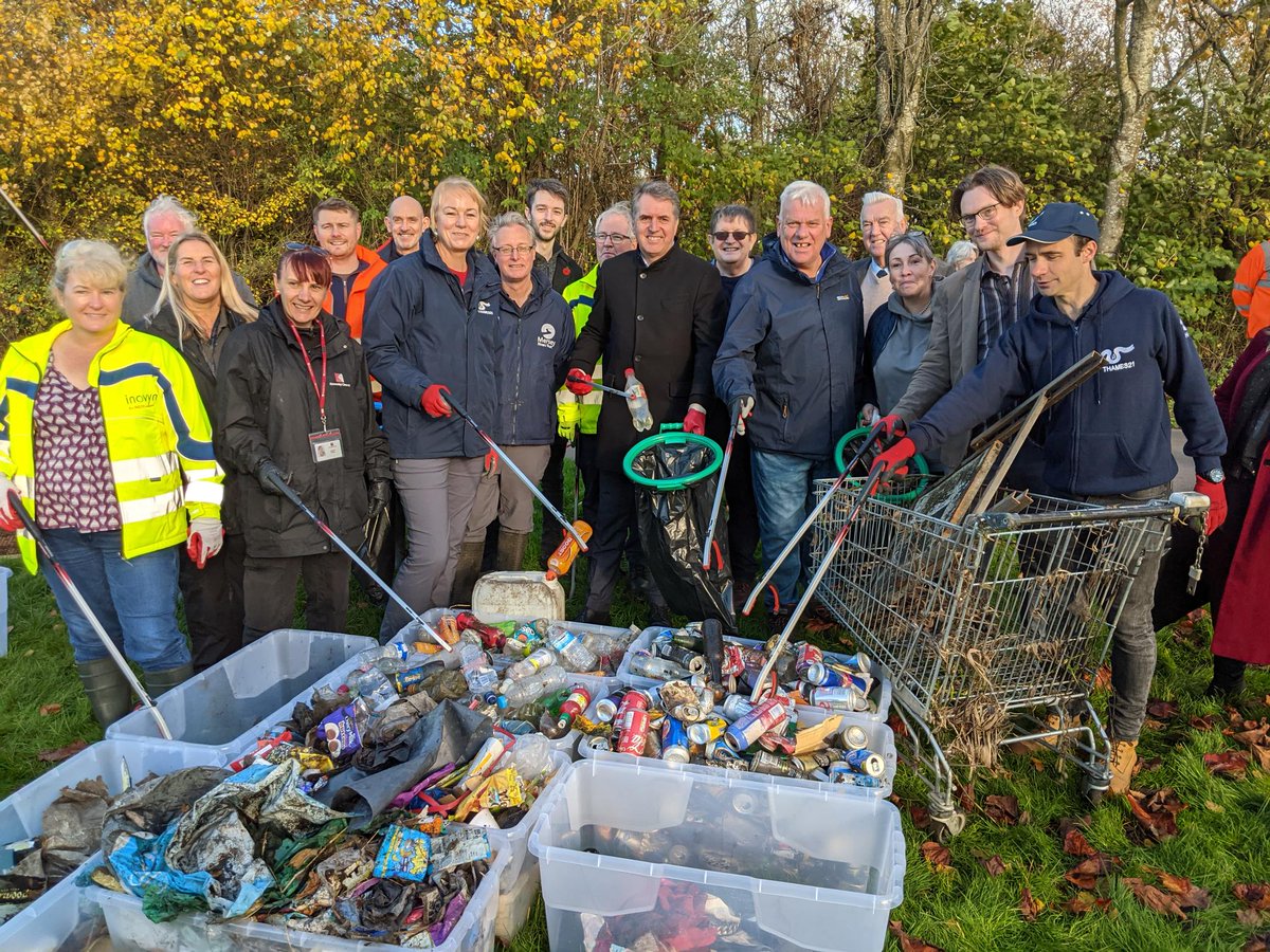 Thames21's tweet photo. We are so excited that @MetroMayorSteve endorsed our #PlasticFreeMersey project this afternoon. Thanks to Steve, our volunteers and project partners that helped with our litter pick. 

#environment #litter #riveralt #rivermersey #liverpool https://t.co/ffUIbmd6GN
