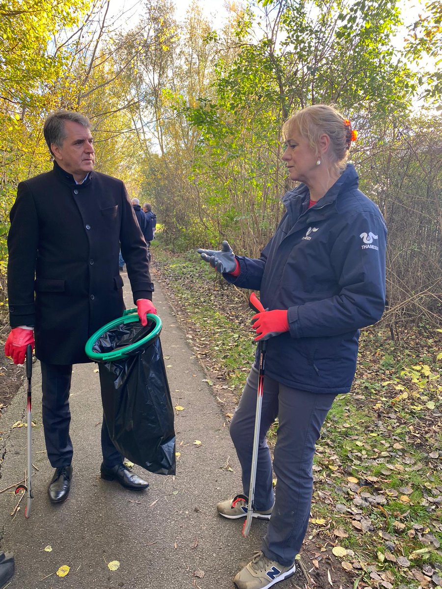Thames21's tweet photo. We are so excited that @MetroMayorSteve endorsed our #PlasticFreeMersey project this afternoon. Thanks to Steve, our volunteers and project partners that helped with our litter pick. 

#environment #litter #riveralt #rivermersey #liverpool https://t.co/ffUIbmd6GN