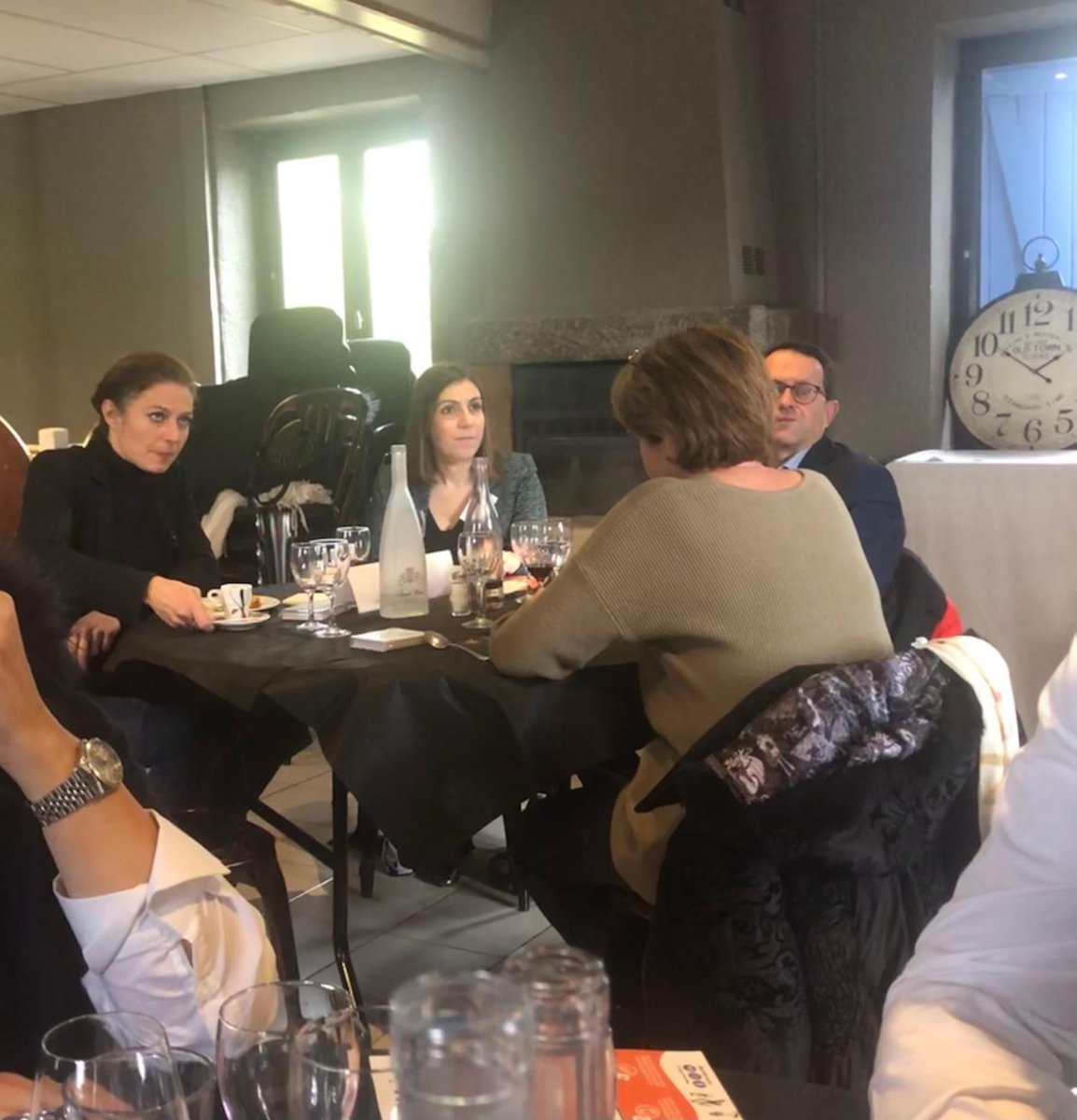 BBrocard's tweet photo. Echanges enrichissants à #Genay avec les entrepreneurs du Val-de-Saône et des Monts-d’Or lors du déjeuner mensuel de l'association #Alynovals qui a pour vocation de rassembler, informer, développer et promouvoir les activités économiques du territoire.
https://t.co/4Om4Faqm3t https://t.co/rk7OtmBzzD