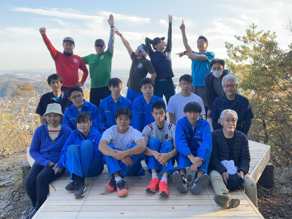 yamabakka's tweet photo. 両崖山復興プロジェクト大成功🎊

学生の皆様　ボランティアの皆様　総勢約110名の皆様のご協力により、無事怪我なく見晴らし台にウッドデッキを設置することが出来ました👏

登山部一同心より感謝申し上げます。
本当に最終最後までありがとうございました🙇‍♂

#大成功
#山
#絶景
#最高
#アウトドア https://t.co/zjAe3PeNlz