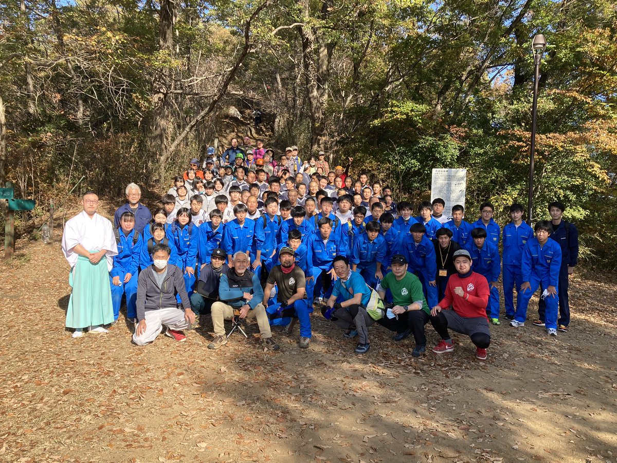 yamabakka's tweet photo. 両崖山復興プロジェクト大成功🎊

学生の皆様　ボランティアの皆様　総勢約110名の皆様のご協力により、無事怪我なく見晴らし台にウッドデッキを設置することが出来ました👏

登山部一同心より感謝申し上げます。
本当に最終最後までありがとうございました🙇‍♂

#大成功
#山
#絶景
#最高
#アウトドア https://t.co/zjAe3PeNlz