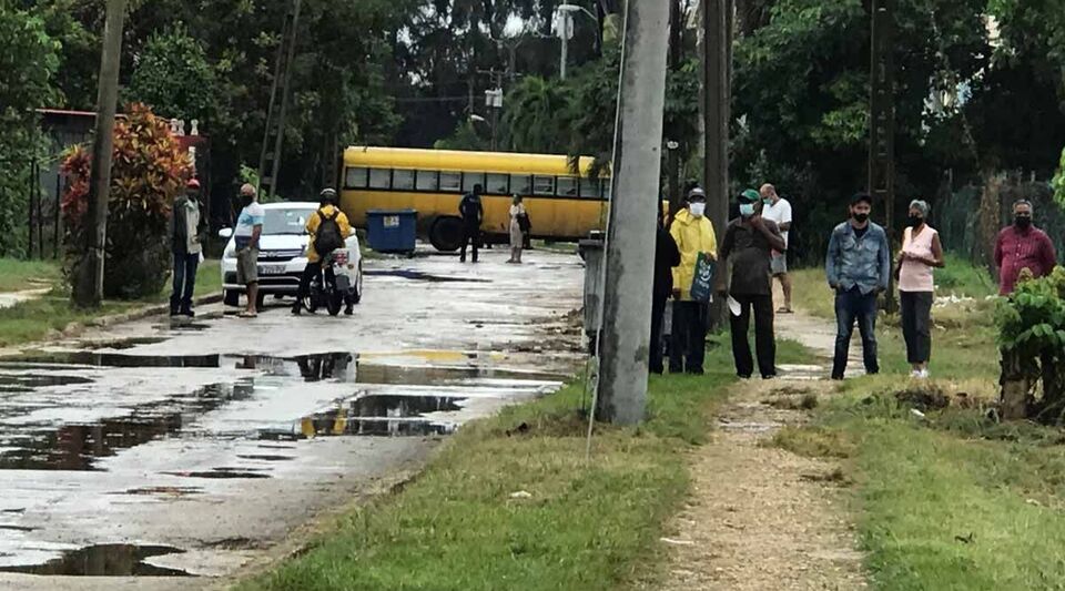 #Opinión El día en que el régimen cubano corrió solo y... no ganó, por Yoani Sánchez ow.ly/GjrN50GRS5e
El canciller Bruno Rodríguez niega la existencia de cortes de internet y policías en las calles de la Isla para bloquear el 15N