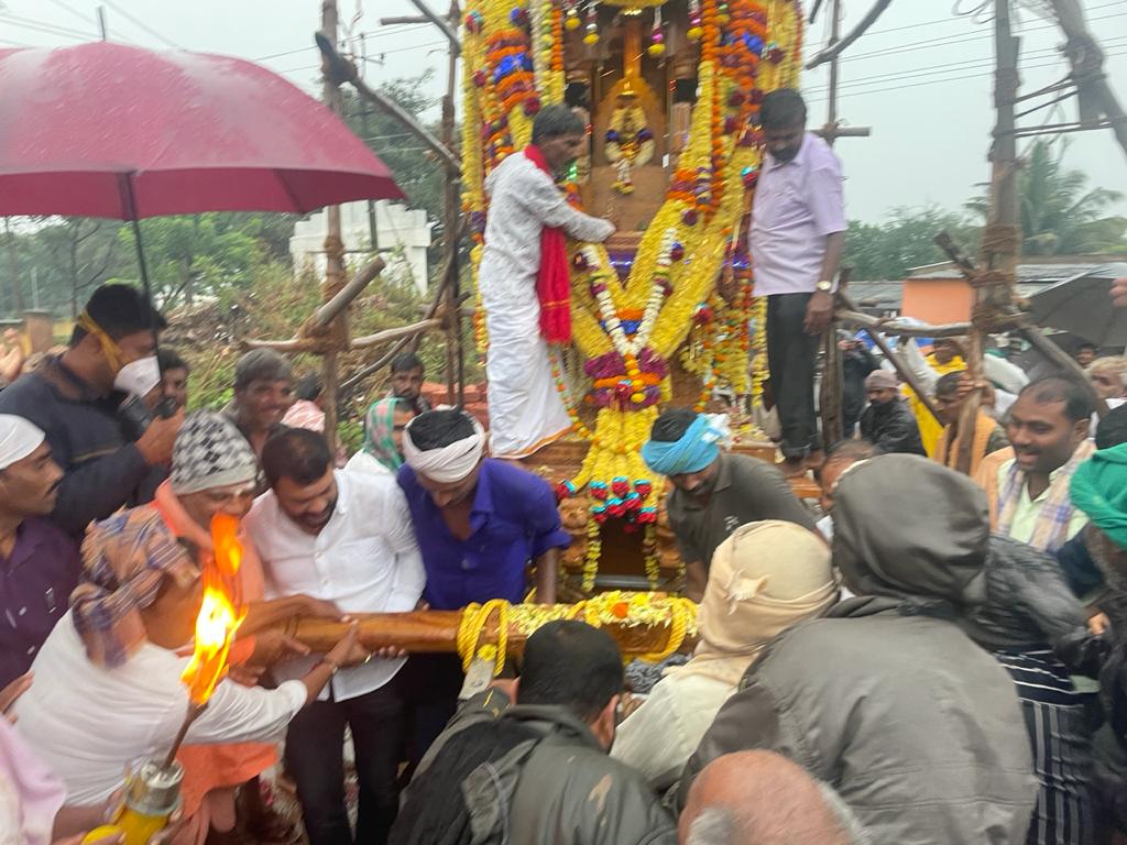 amrutdesaibjp's tweet photo. ಹೆಬ್ಬಳ್ಳಿ ಗ್ರಾಮದ ಕಾಳಮ್ಮ ದೇವಿಯ ದೇವಸ್ತಾನಕ್ಕೆ ರಥವನ್ನು ಕಾಣಿಕೆಯಾಗಿ ನೀಡಲಾಗಿತ್ತು ಇಂದು ತಾಯಿ ಕಾಳಮ್ಮನ ಜಾತ್ರಾ ಮಹೋತ್ಸವದ ಅಂಗವಾಗಿ ನೂತನ ರಥ ಎಳೆದು ರಥೋತ್ಸವ ಕಾಯ೯ಕ್ರಮಕ್ಕೆ ಚಾಲನೆ ನೀಡಲಾಯಿತು.
ಮತ್ತು ಹೆಬ್ಬಳ್ಳಿ ಗ್ರಾಮದ ವಾಸುದೇವ ಸುರಕೂಡ ಅವರ ಅಧಿಕೃತ ಆಧಾರ ಕೇಂದ್ರ ಕಛೇರಿಯ ಉದ್ಘಾಟನೆ ಮಾಡಲಾಯಿತು.
#Dharwad71 https://t.co/yEC8DYTcKe