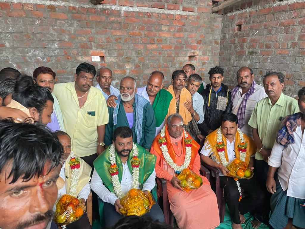 amrutdesaibjp's tweet photo. ಹೆಬ್ಬಳ್ಳಿ ಗ್ರಾಮದ ಕಾಳಮ್ಮ ದೇವಿಯ ದೇವಸ್ತಾನಕ್ಕೆ ರಥವನ್ನು ಕಾಣಿಕೆಯಾಗಿ ನೀಡಲಾಗಿತ್ತು ಇಂದು ತಾಯಿ ಕಾಳಮ್ಮನ ಜಾತ್ರಾ ಮಹೋತ್ಸವದ ಅಂಗವಾಗಿ ನೂತನ ರಥ ಎಳೆದು ರಥೋತ್ಸವ ಕಾಯ೯ಕ್ರಮಕ್ಕೆ ಚಾಲನೆ ನೀಡಲಾಯಿತು.
ಮತ್ತು ಹೆಬ್ಬಳ್ಳಿ ಗ್ರಾಮದ ವಾಸುದೇವ ಸುರಕೂಡ ಅವರ ಅಧಿಕೃತ ಆಧಾರ ಕೇಂದ್ರ ಕಛೇರಿಯ ಉದ್ಘಾಟನೆ ಮಾಡಲಾಯಿತು.
#Dharwad71 https://t.co/yEC8DYTcKe