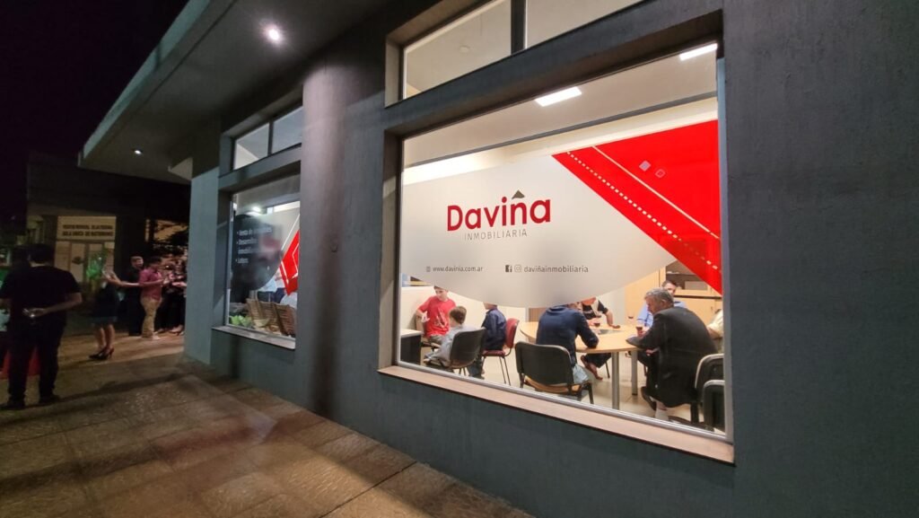 economisiones's tweet photo. #Empresas Inmobiliaria Daviña inauguró sus nuevas oficinas para ofrecer un mejor servicio a la comunidad https://t.co/Krd6ifZcVj https://t.co/WoJCw9VIHU