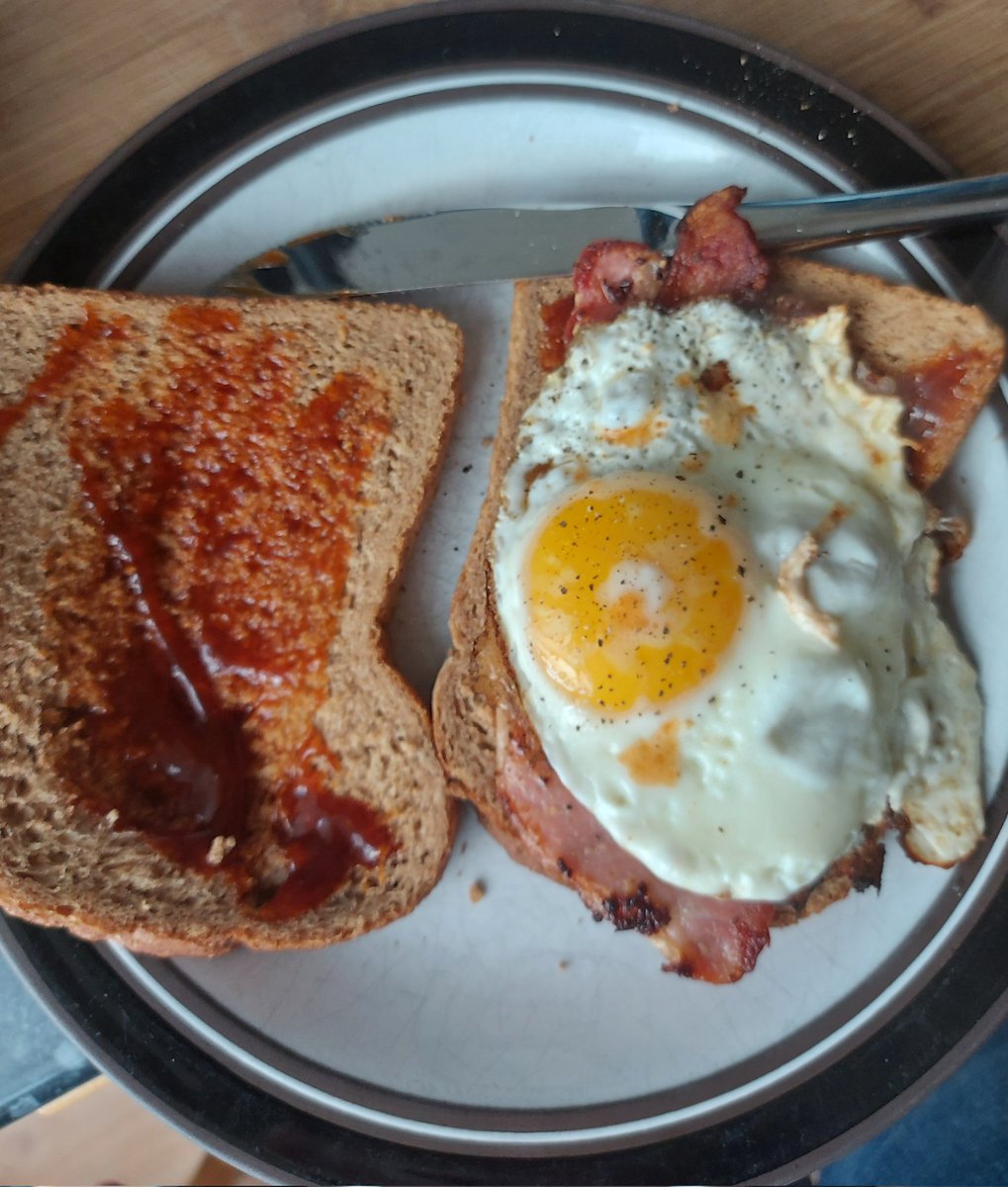 JamesCrisp6's tweet photo. #breakfastinfluencer #brexitfast  (double bacon, egg, tobacco and BBQ on brown) https://t.co/ljtfbhl6g2