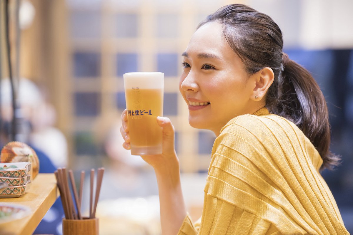 oricon's tweet photo. ＼🎥動画あり🍻／

新垣結衣､おいしいビールに思わずグッ👍🏻
キュートにデコ出し＆おうち飲み風💕
https://t.co/jLFnWxNGno

📸出演CM場面カット《全76枚》❗
https://t.co/3ZsyBe4pfO

#新垣結衣 #ガッキー #アサヒ https://t.co/0ZTgkTemCw