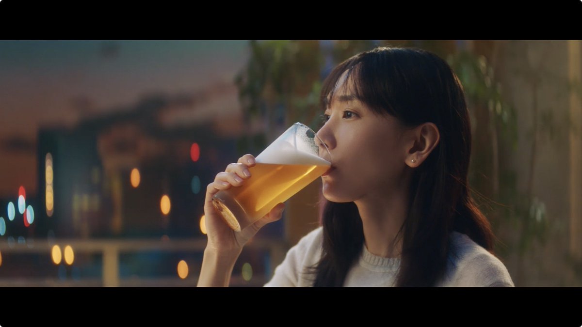 oricon's tweet photo. ＼🎥動画あり🍻／

新垣結衣､おいしいビールに思わずグッ👍🏻
キュートにデコ出し＆おうち飲み風💕
https://t.co/jLFnWxNGno

📸出演CM場面カット《全76枚》❗
https://t.co/3ZsyBe4pfO

#新垣結衣 #ガッキー #アサヒ https://t.co/0ZTgkTemCw