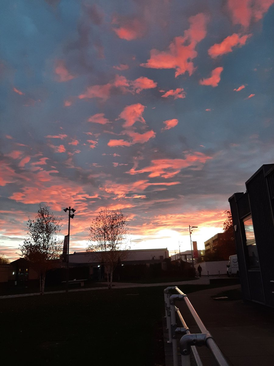 psycbethgerrard's tweet photo. The sky over uni last night.. 😍 @StaffsUni #student #beautiful https://t.co/bqtG0Z4c1o