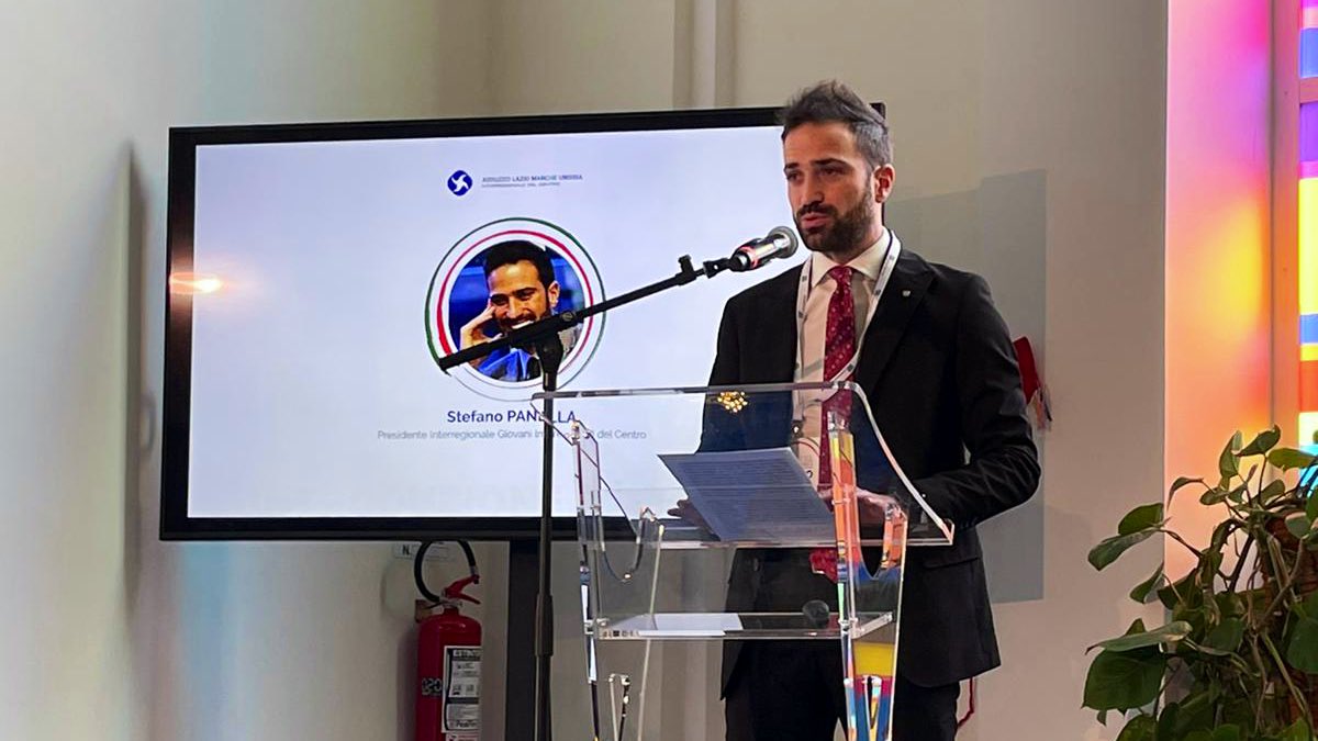 GIConfindustria's tweet photo. #GICentro - L’Italia che fa centro 
Sale sul palco @stefanopanella Presidente del Interregionale del Centro dei Giovani Imprenditori.

È il momento di fare il salto di qualità per le nostre aziende e territori, dando valore al centro Italia.
🔵https://t.co/v6qWgxH530 https://t.co/midD36E0Lo