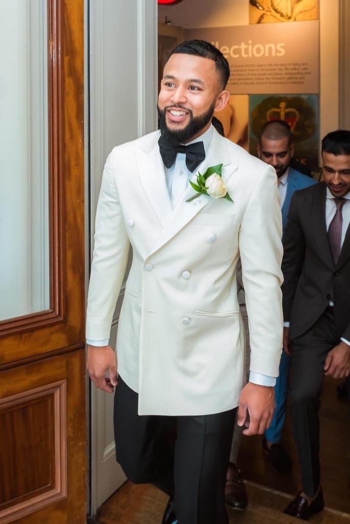 We don’t make suits, we make an impact,  an impression, a stream of confidence. The suit is just the conduit 😉

#MortsAndMore #WhatsYourPossible #Menswear #WeddingSuit #LondonTailor