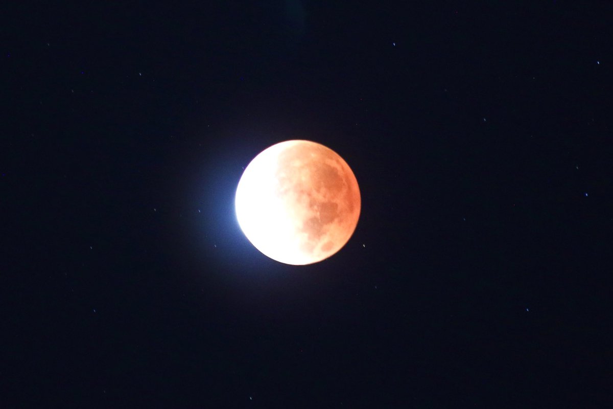 VanDamCNN's tweet photo. I call this one 99.1%. #PartialLunarEclipse #almostgotthere https://t.co/zdEMayBZMJ