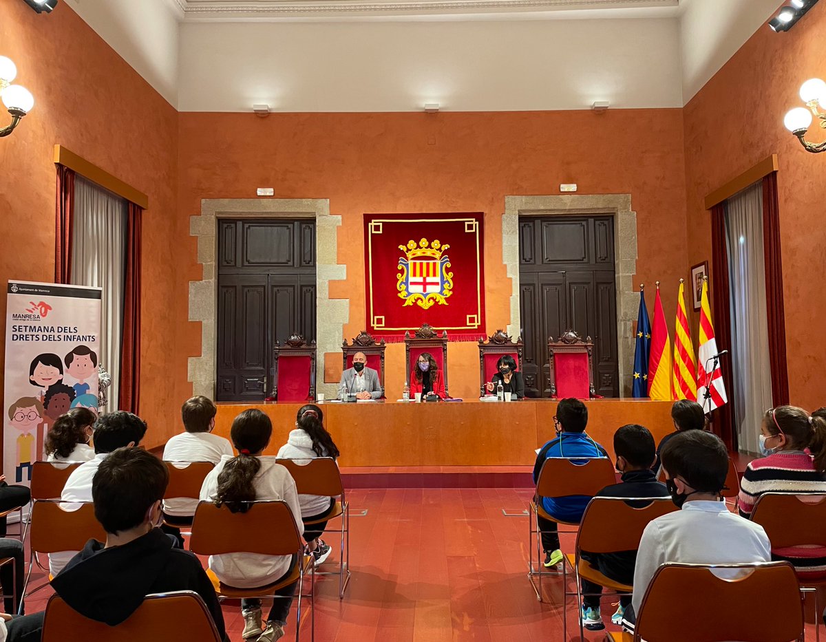 🗓️Avui dia de treball a #Manresa. Comencem a l'<a href="/ajmanresa/">Ajuntament de Manresa</a> amb el manifest del dia dels #Drets dels #Infants.

💬<a href="/taniaverge/">Tània Verge Mestre</a>: "Que no us diguin que hi ha jocs de nenes o nens, com no hi ha treballs d'homes o dones. Totes i tots podem ser el que volguem ser".
#CatalunyaFeminista