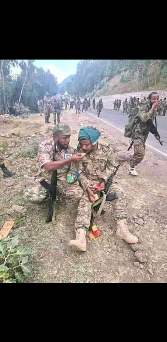 እነዚህን የሀገሬ ጀግኖ ተመልከቷቸው ለዚህ ነው ኢትዮጵያን ማሸነፍ የማይቻለው ስንላችሁ በምክንያት ነው እንጂ  በስሜት አይደለም!!   እነዚህን ግንብ የሆኑ ጉልበታሞችን እርስ በርሳቸው ደጀን ሆነው የሚዋጉ ልባሞችን እንዴት ታሸንፋቸዋለህ አይታሰብም