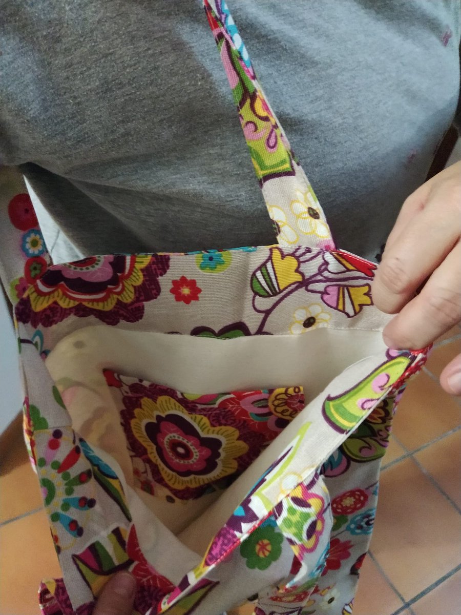 biblioalmensi's tweet photo. Mirad qué bonito ha quedado el bolso tote bag 👜 una vez terminado que hizo nuestra amiga Trini en el Taller de Costura Creativa del pasado martes en la #Biblioteca de #Almensilla 😍 

¡¡Muy buen trabajo creativo Trini!! 👌👏👏

#Taller #Costura #Creatividad #ToteBag @ecaljarafe https://t.co/H2O11OZZi9