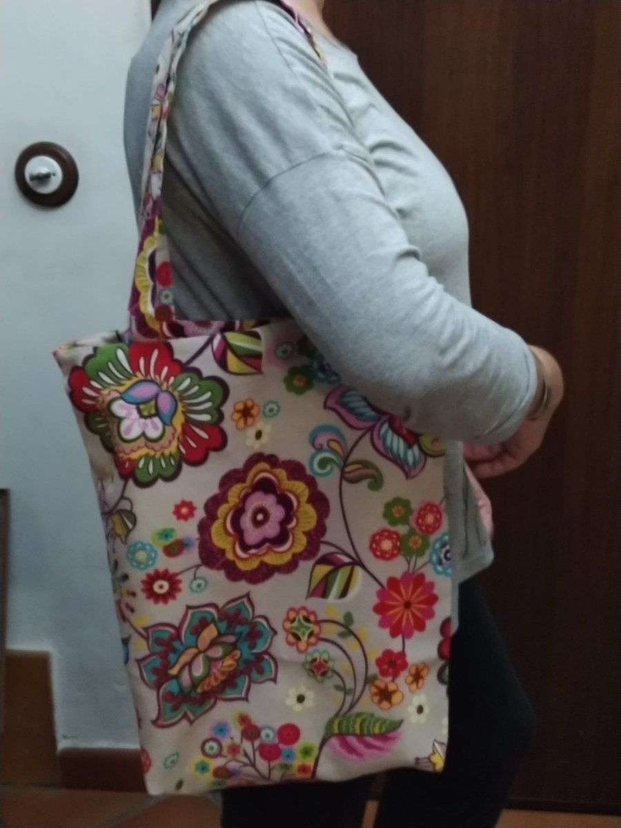 Mirad qué bonito ha quedado el bolso tote bag 👜 una vez terminado que hizo nuestra amiga Trini en el Taller de Costura Creativa del pasado martes en la #Biblioteca de #Almensilla 😍 

¡¡Muy buen trabajo creativo Trini!! 👌👏👏

#Taller #Costura #Creatividad #ToteBag <a href="/ecaljarafe/">ecaljarafe</a>