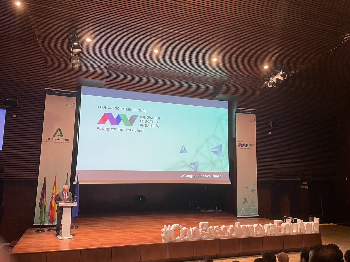 iesmva's tweet photo. Nuestro centro participa en #congresoinnovaeduand. Tomamos nota para seguir avanzando en la apasionante tarea de la educación de nuestros jóvenes @educaand @cepmalaga @EvayMares @educacionenmlg https://t.co/eZKbkkocU3