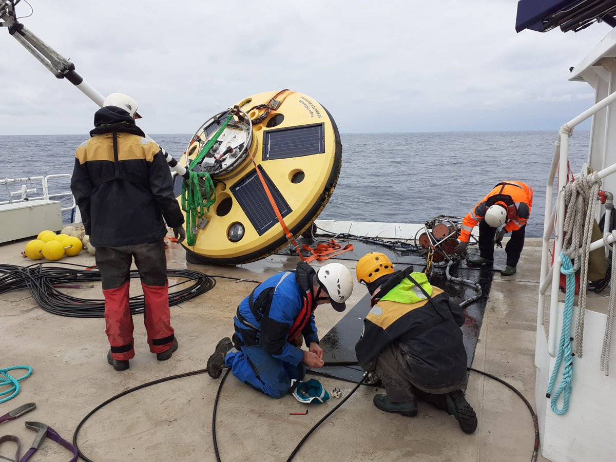 azti_brta's tweet photo. Cada 6 meses la boya de aguas profundas de #Donostia se desfondea y se sustituye por otra. Tareas de mantenimiento de los sistemas de #oceanografíaoperacional. 👀🌊🔭
📉Los datos que recoge se pueden ver en tiempo real en #EuskOOS de @Euskalmet
👉https://t.co/YFW0EikVg1 https://t.co/93PbiEICsF