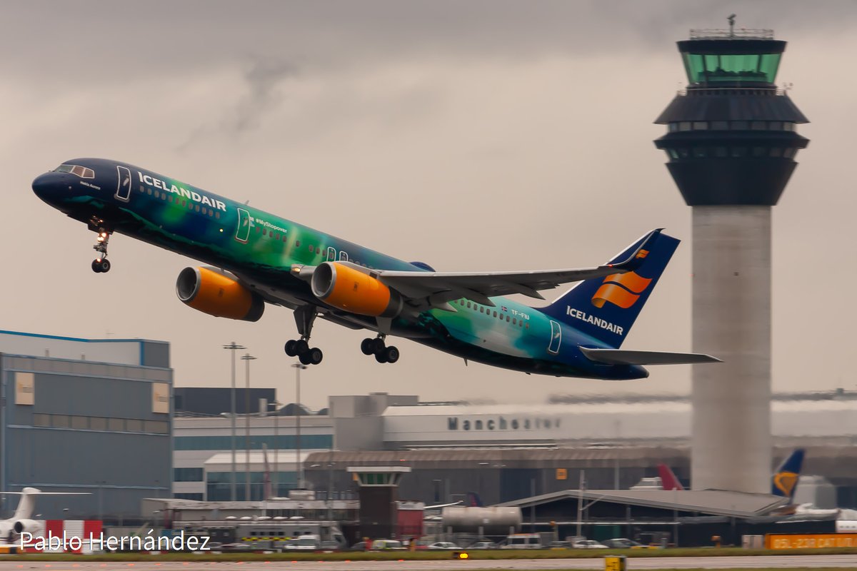 aerostacion's tweet photo. Me hubiese gustado compartir el día con @ConnectingPax y que hubiesen estado ellos para sacar buenas fotos 😃 Tres joyas que ayer visitaron Mánchester en poco más de dos horas. https://t.co/Byktfvl9ZD