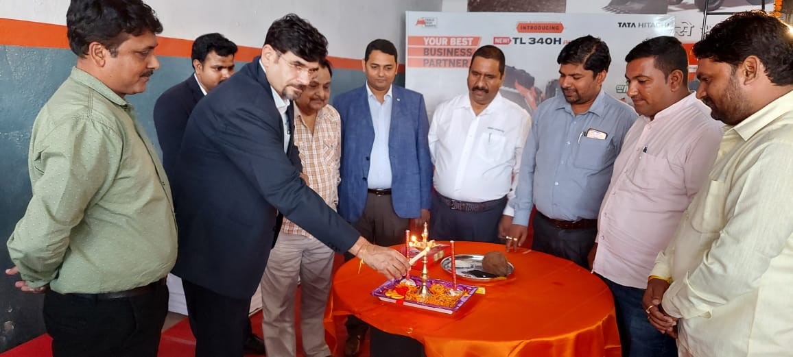 Tata_Hitachi_IN's tweet photo. We are delighted to announce the launch of our all-new CEV-IV compliant TL340H Prime Wheel Loader at our dealership Shankar Equipments Limited, Patliputra, Patna.
#TataHitachi #WheelLoader #CEVIV #ChaloDeshBanaye #MasksDownForPhotosOnly https://t.co/rdIU963aAa