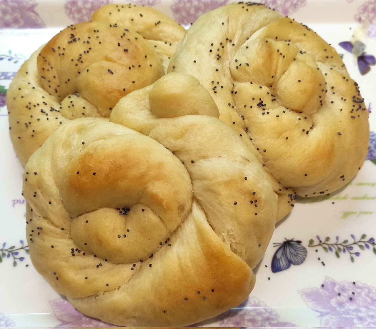 Bon dia 😉
Aquest és el pa d'avui...li he donat forma de cargol però és pa d'oli...queda com un brioix. Boníssim 😋