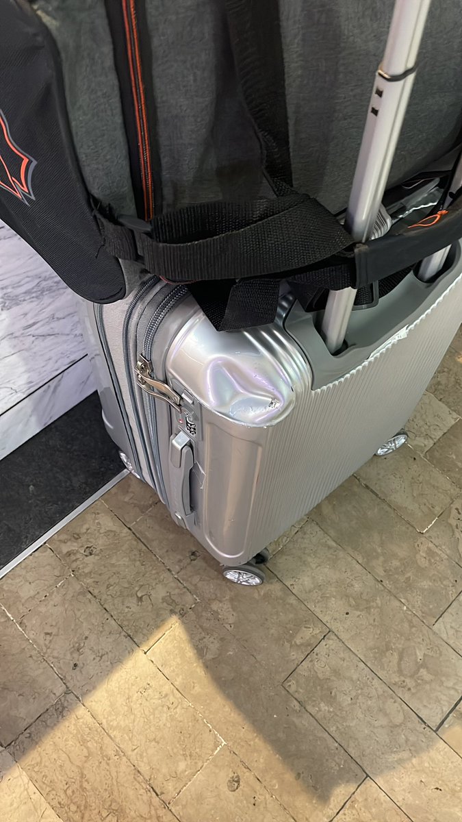 ppmetallica's tweet photo. No es justo @viajaVolaris que maltraten así el@equipaje y tu personal no de atención, aparte de retrasar 1:10 el vuelo 810, le comentamos a la encargada y nos dijo: qué ay le viera… que voy a ver? https://t.co/UrhgozXTIz