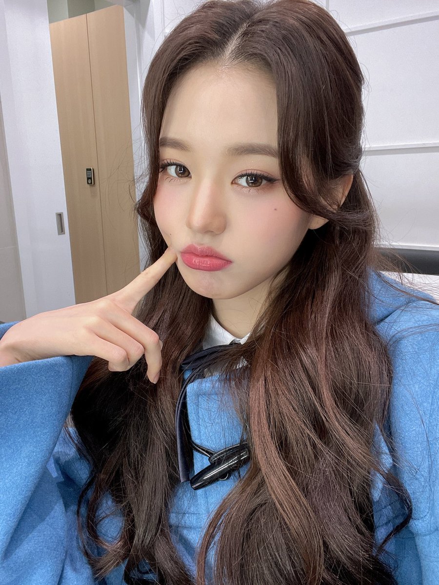 IVEstarship's tweet photo. 📸
211119 #KBS #뮤직뱅크 완료 💕

파란색 떡볶이 코트 입은 원영이 💙
비주얼 과목 1등급으로
짱 귀여운 체리 토끼 맞대 수석 합격 💯
모든 수험생 여러분 고생하셨습니다 👏

#IVE #아이브
#WONYOUNG #원영 https://t.co/0Nwje1mohF