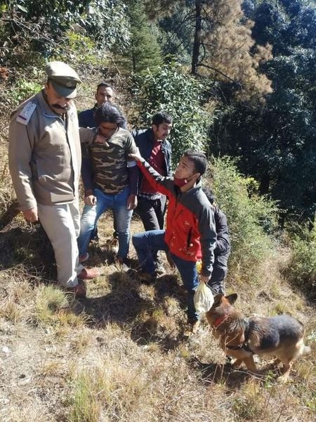 राजधानी शिमला के साथ लगते बालूगंज-तवी चौक से हत्या मामले का एक विचाराधीन कैदी पुलिस ने तारादेवी जगंल से पकड़ लिया है।
#shimla #Criminal #Police #arrested #today #crime #CrimesAgainstHumanity #CrimesAgainstWomen #NEWS <a href="/FirstVerdict/">First Verdict Media</a> #HimachalPradesh #himachal <a href="/PoliceShimla/">Shimla Police</a>