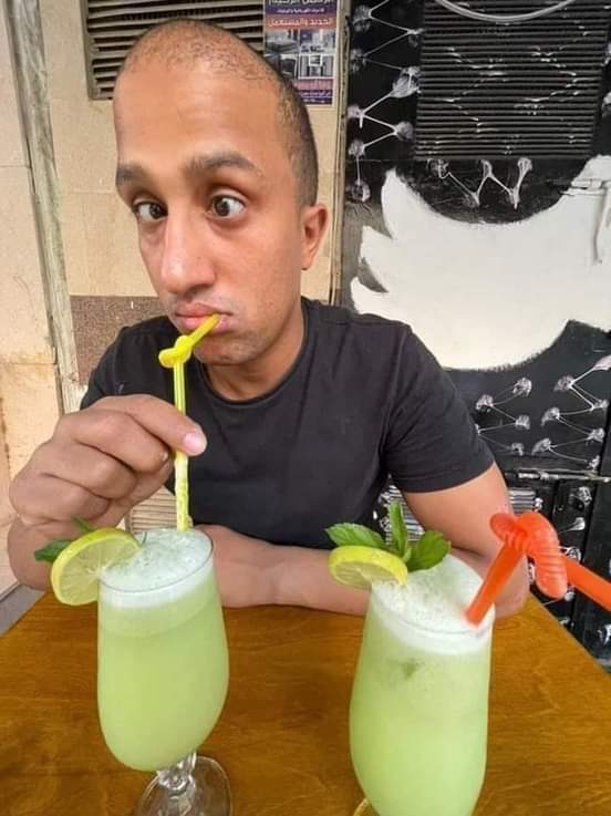 لما تعزمها علي لمون نعناع وتسمع واحد جنبك بيقول شاي ايه اللي ب60 جنيه 😂