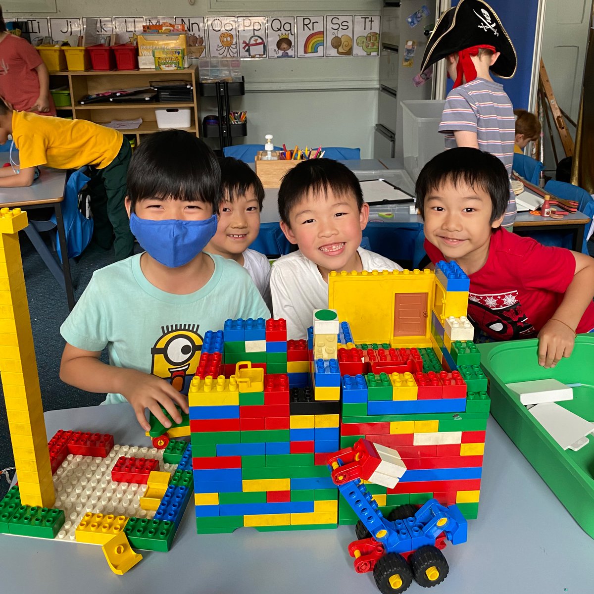 KENSINGTONPS's tweet photo. #1K enjoying a relaxing afternoon of building, painting and dressing up after a busy day! #developmentalplay #kps https://t.co/pgHjD4enDj