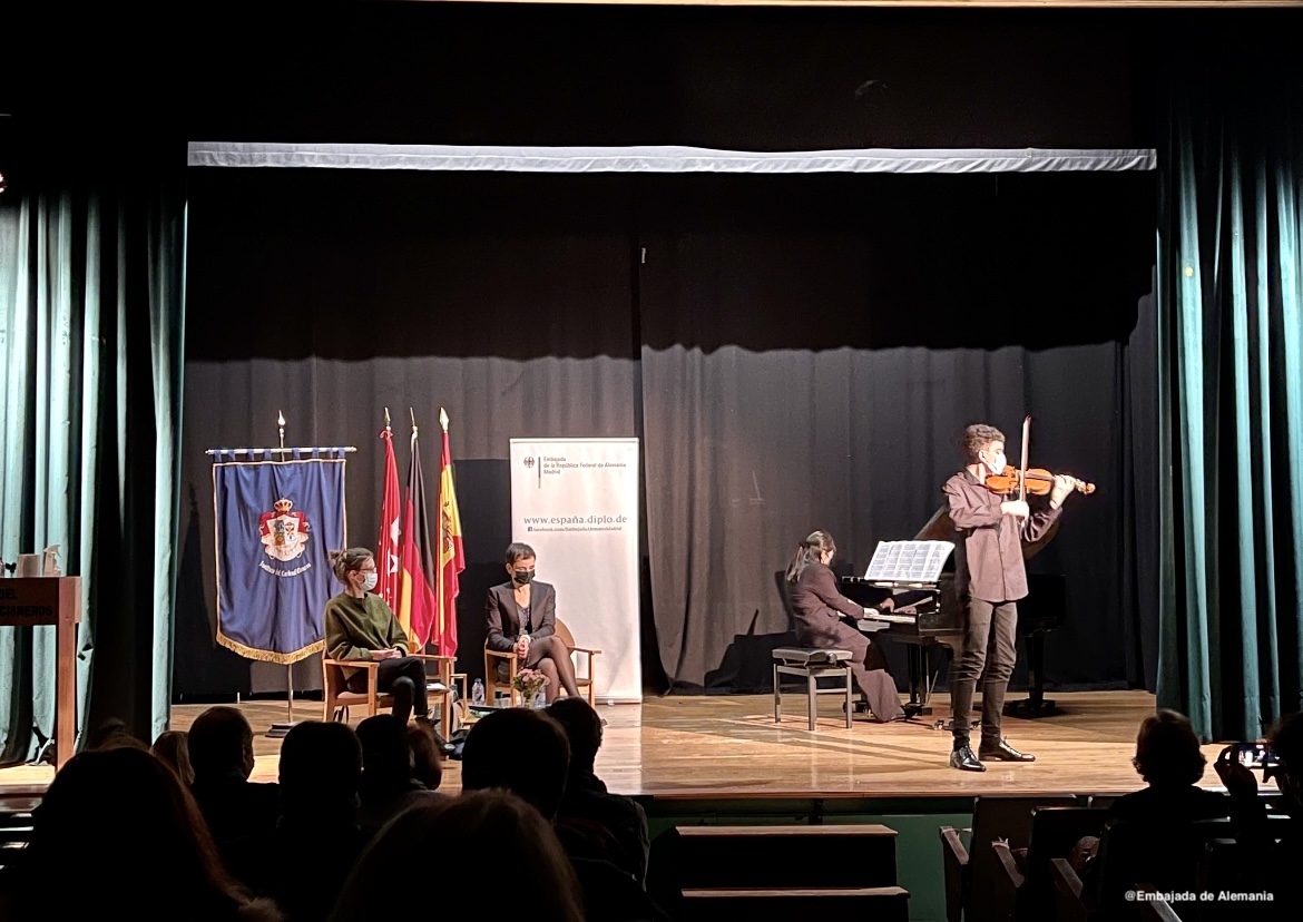 AlemaniaDiplo's tweet image. 📚Anoche, en la presentación del libro "Alemania, el país imprescindible" de @BeQuesada reflexionamos sobre lo que une a 🇩🇪 y 🇪🇸 y sobre lo que podemos aprender unos de otros.

🙏 a todos por acercaros al IES Cardenal Cisneros, 🙏 por el gran interés! @karinjanker