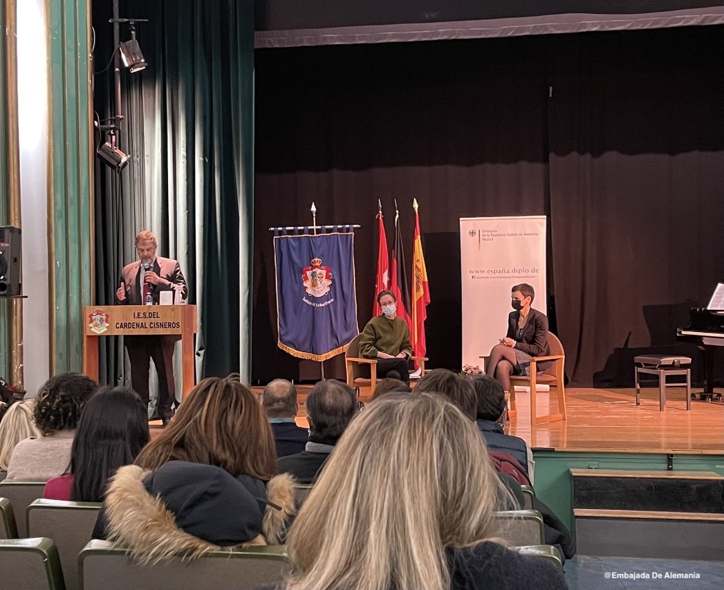 AlemaniaDiplo's tweet image. 📚Anoche, en la presentación del libro "Alemania, el país imprescindible" de @BeQuesada reflexionamos sobre lo que une a 🇩🇪 y 🇪🇸 y sobre lo que podemos aprender unos de otros.

🙏 a todos por acercaros al IES Cardenal Cisneros, 🙏 por el gran interés! @karinjanker