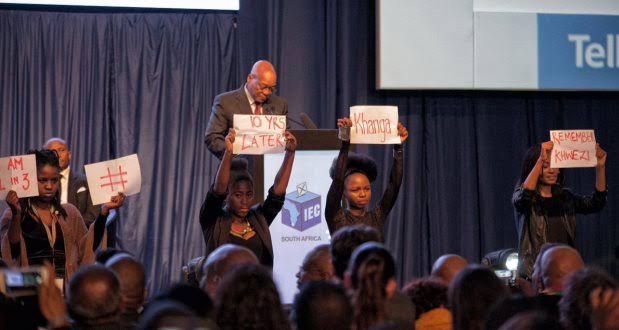 _reekee's tweet photo. How many of you remember these young FEARLESS women? They were even much younger back then but they stood their ground despite being pushed around by shamelessly foolish men ๐๐ @NalediChirwa
@amanda32_mavuso @simamkeleD and @Nyiko_Shik #ivotedeff https://t.co/sBC4W9Xcl0