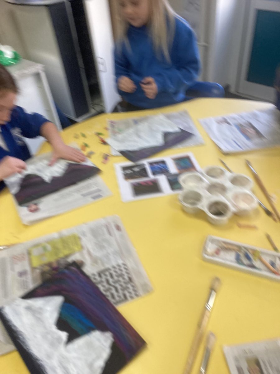 MsTyre2's tweet photo. Creative clubs take on a Northern lights spectacular night art! .. so effective to use the bright colours on a black background with a snowy hill scene! @CoedGlas @CoedGlas2025 @CoedGlasXC @coedglaspta #creativekids #artsandcrafts https://t.co/gVGZuQX6BU