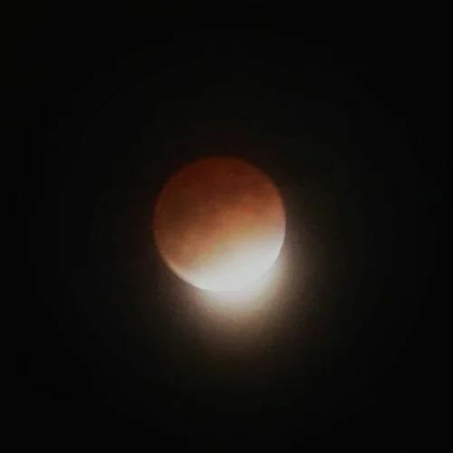S_T_ha's tweet photo. 月蝕チャレンジ！
雲！雲！雲！あぁ雲！
まともに撮れやしない！

#月 #🌒 #moon #部分月食
#夜景 #japan_night_view #nightview 
#instagood #instanightview https://t.co/1Xxu4HdxUV
