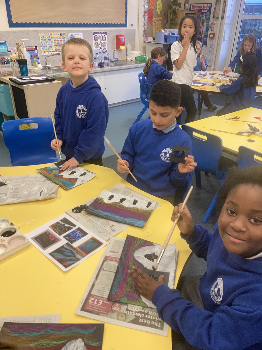 MsTyre2's tweet photo. Creative club Northern lights creations! @CoedGlas @coedglaspta @CoedGlasXC @CoedGlas2025 https://t.co/ruSGID34XS