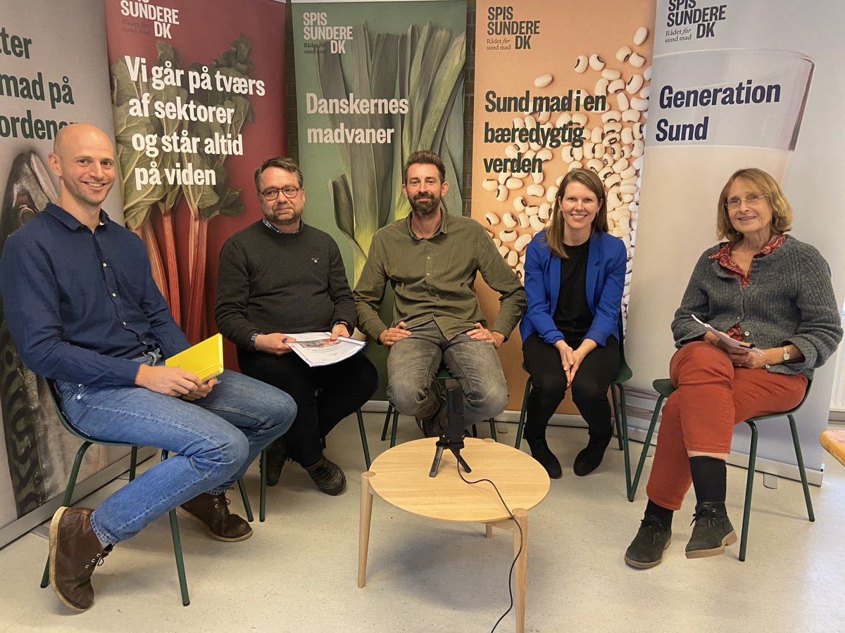 SundMadDK's tweet photo. SpissundereLIVE: Mad, læring og trivsel i et familieperspektiv 🍽

Den 11. november dykkede vi ned i, hvilken rolle familien spiller, når børn og unges sundhed, trivsel, madmod og maddannelse skal styrkes. 

Se, eller gense udsendelsen her: https://t.co/E2OARsLGev https://t.co/Q27tYMx4jC