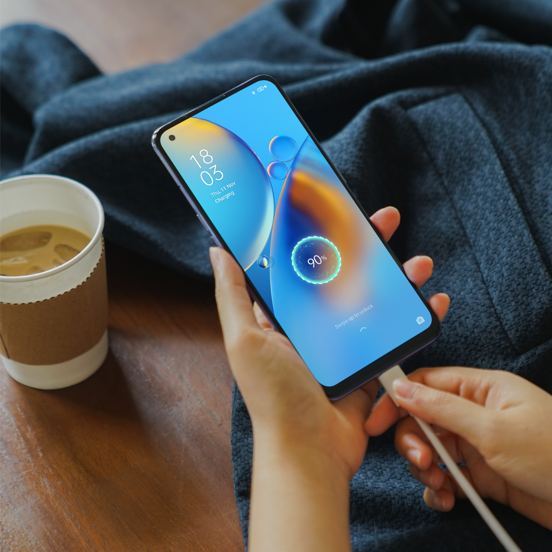 OPPOIndonesia's tweet photo. Keseruanmu bikin konten, scrolling timeline, atau ngobrol bareng teman-teman jangan sampai terganggu karena lowbatt! 🧐

Lawan lowbatt dengan baterai super besar 5.000mAh dan 33W Flash Charge #PerformaAndalanmu di #OPPOA95. ⚡🔋
