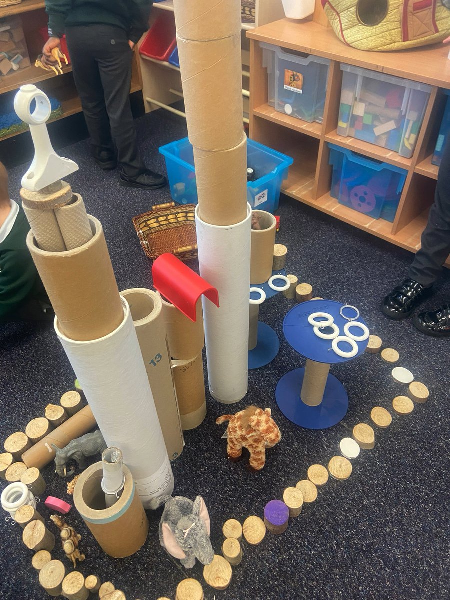IC_EYFS's tweet photo. Ash class made a castle this morning completely out of recycled loose parts and packaging - who needs expensive plastic when you have this! #ecotoys #looseparts #planninginthemoment #PITM https://t.co/w1UgJ0mCCu